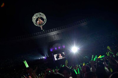 「ヘビーローテーション」でゴンドラに乗る大島優子。 (c)AKS