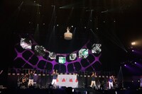 巨大なバースデーケーキに乗って宙を舞う宮野真守。（photo: Kamiiisaka Hajime）