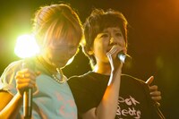 左からGILLE、麻美ゆま。