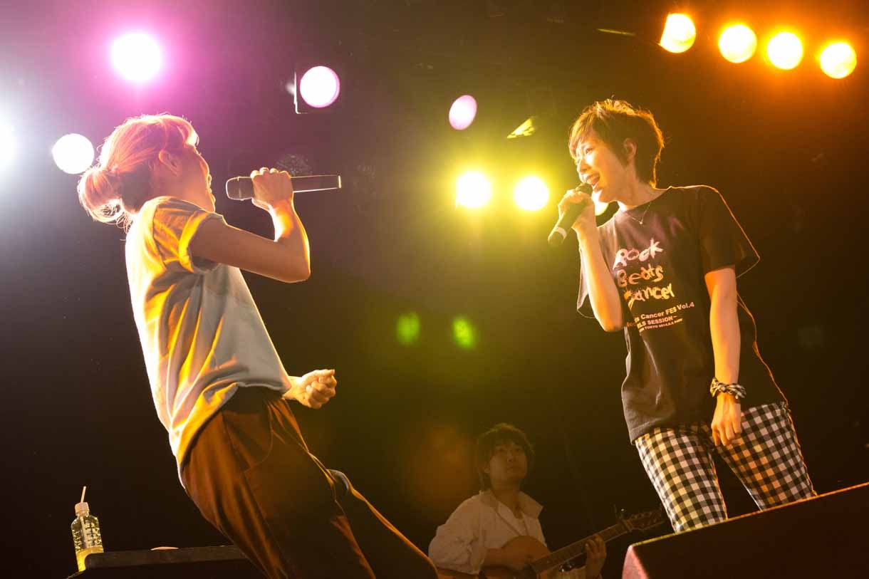 左からGILLE、麻美ゆま。