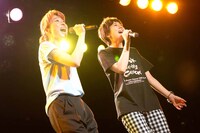 左からGILLE、麻美ゆま。