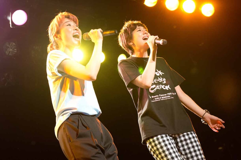 左からGILLE、麻美ゆま。