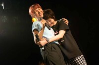 左からGILLE、麻美ゆま。