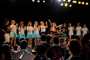 出演アーティスト全員による「Don't Stop Believin'」歌唱の様子。