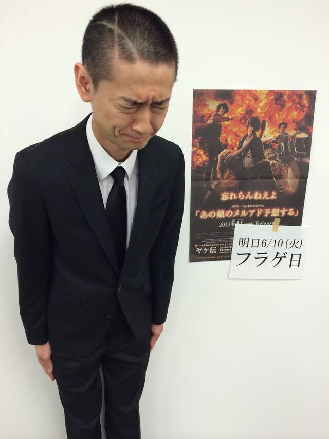 丸刈りにした柴田隆浩（Vo, G）。