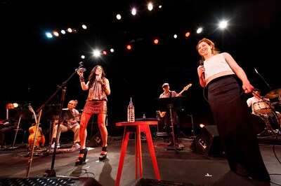 アンコールで展開された、Monday満ちるとJiLL-Decoy associationのコラボパフォーマンスの様子。 （Photo by Yoshitaka Shirakura）