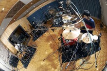 9mm Parabellum Bulletによる“ドラム四重奏”スタジオレコーディングの様子。（撮影：太田好治）