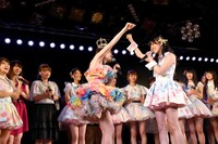 左から大島優子、指原莉乃。 (c)AKS