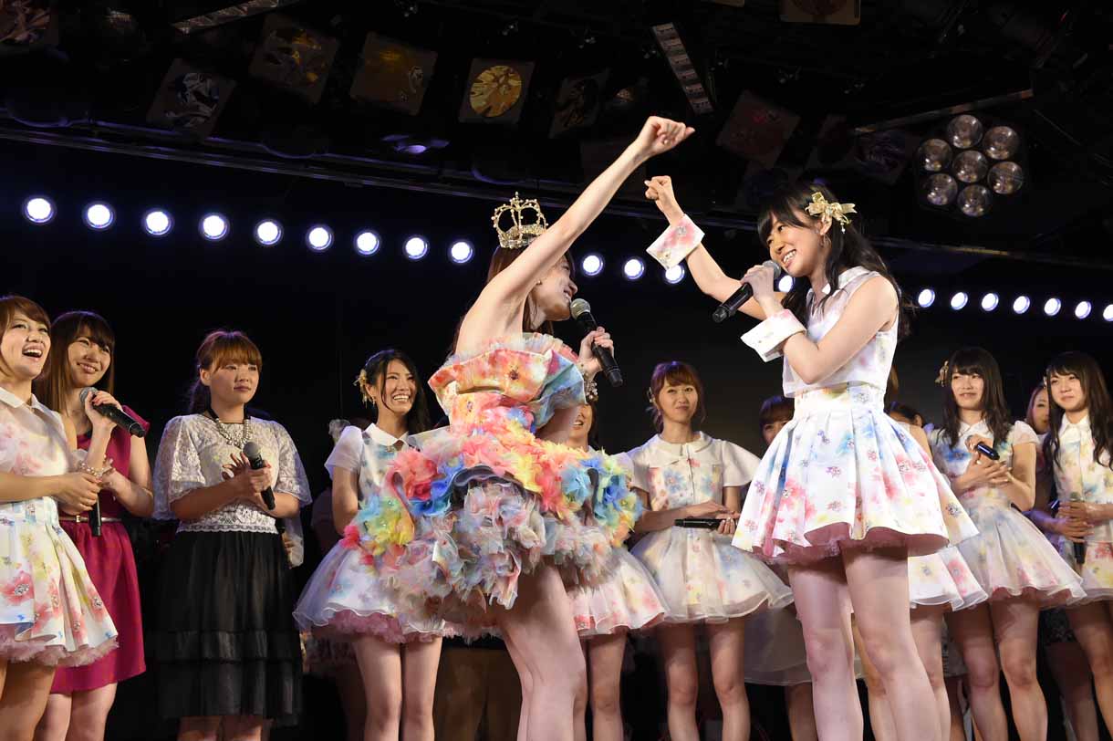 左から大島優子、指原莉乃。 (c)AKS