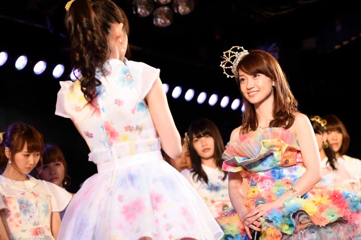 渡辺麻友からのメッセージを聞く大島優子。 (c)AKS [画像ギャラリー 19