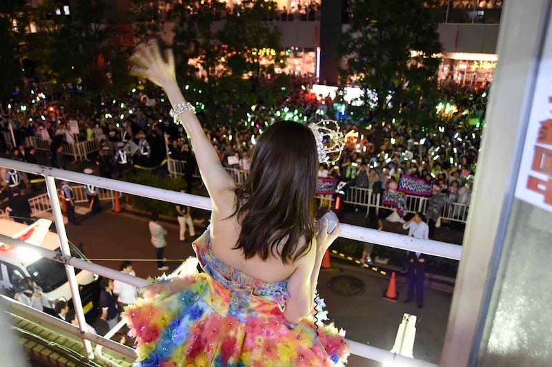 バルコニーから外のファンへ手を振る大島優子。 (c)AKS