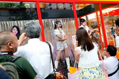 タワーレコード渋谷店店頭でリアルドール撮影会を行う東京パフォーマンスドール。