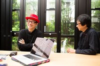 インタビューを受けるマスヤマコム、美島豊明。