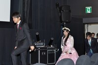 歩く佐々木彩夏（中央）。