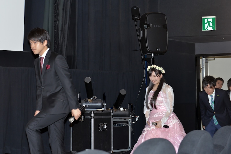 歩く佐々木彩夏(中央)。