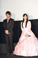 左から石川界人、佐々木彩夏。