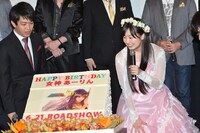 バースデーケーキに驚く佐々木彩夏（右）。