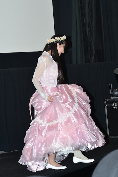 歩く佐々木彩夏。