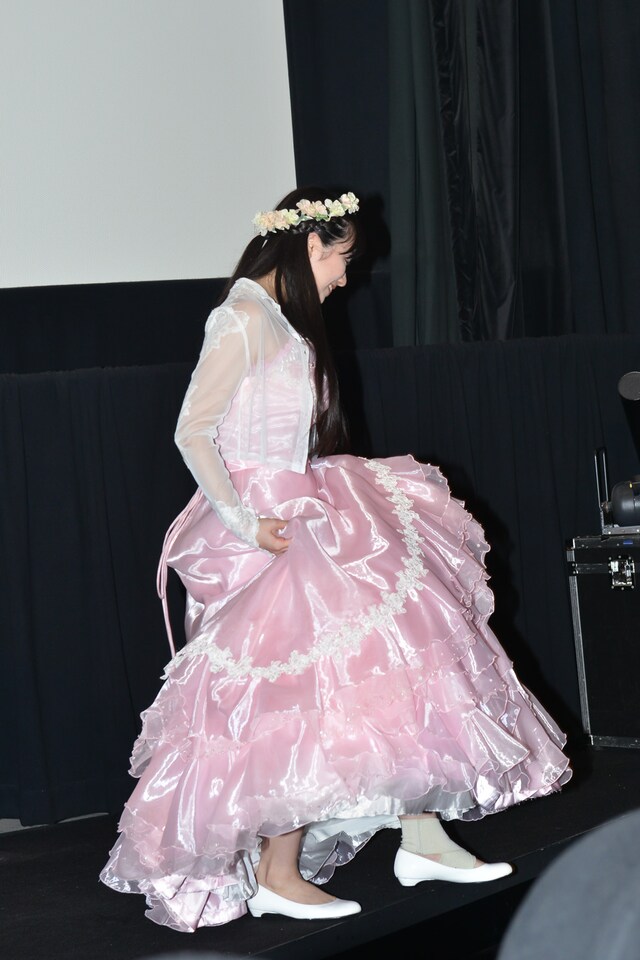 歩く佐々木彩夏。