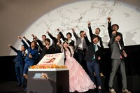 ペガサス流星拳を放つ出演者たち。