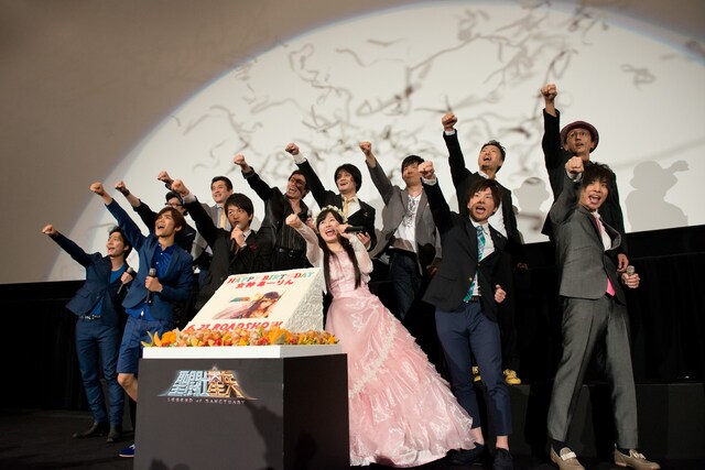 ペガサス流星拳を放つ出演者たち。