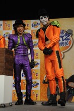 「ゴールデンボンバーお宝抽選会」の様子。