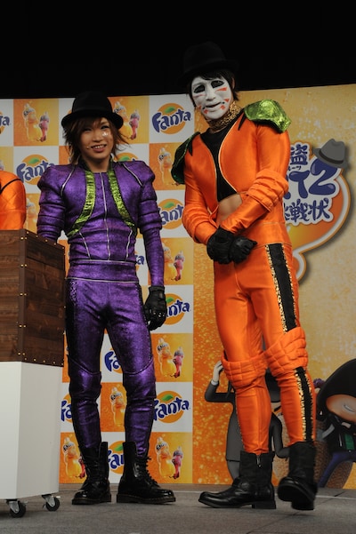 「ゴールデンボンバーお宝抽選会」の様子。