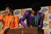 「ゴールデンボンバーお宝抽選会」の様子。