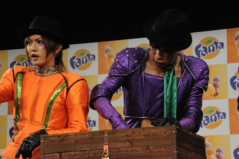 「ゴールデンボンバーお宝抽選会」の様子。