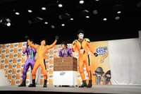 「ゴールデンボンバーお宝抽選会」の様子。