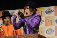 「ゴールデンボンバーお宝抽選会」の様子。