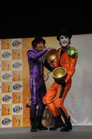 「ゴールデンボンバーお宝抽選会」の様子。