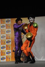 「ゴールデンボンバーお宝抽選会」の様子。