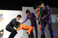 「ゴールデンボンバーお宝抽選会」の様子。