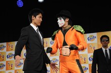 「ゴールデンボンバーお宝抽選会」の様子。