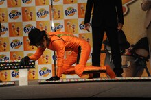 「ゴールデンボンバーお宝抽選会」の様子。