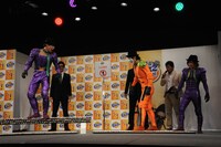 足つぼマットに悶絶するゴールデンボンバー。