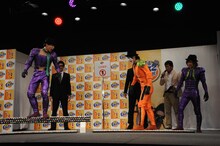 足つぼマットに悶絶するゴールデンボンバー。