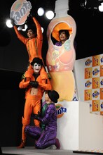 「ファンタ」のロゴを盗み出し得意げなゴールデンボンバー。