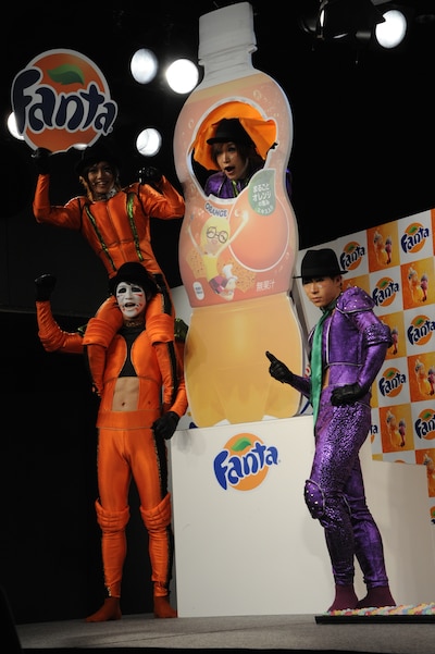 「ファンタ」のロゴを盗み出したゴールデンボンバー。