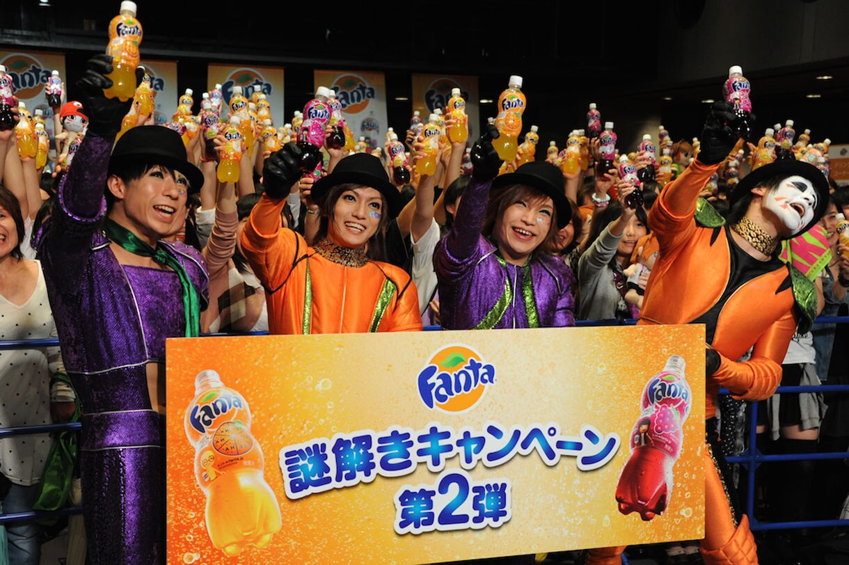 イベントに集まったファンと記念撮影をするゴールデンボンバー。 - 金