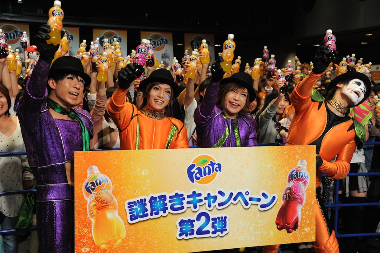 イベントに集まったファンと記念撮影をするゴールデンボンバー。
