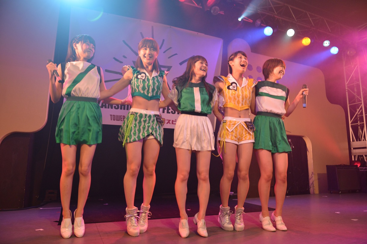 Negicco「圧倒的なスタイル」のラインダンスに加わるアプガの森咲樹（左から2番目）と佐保明梨（右から2番目）。