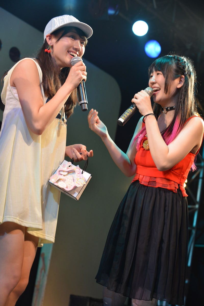 大森靖子（右）から直接プレゼントを手渡されて大喜びの佐保明梨（左）。