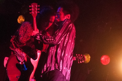 左から花田裕之（G）、苣木寛之（Vo, G）。