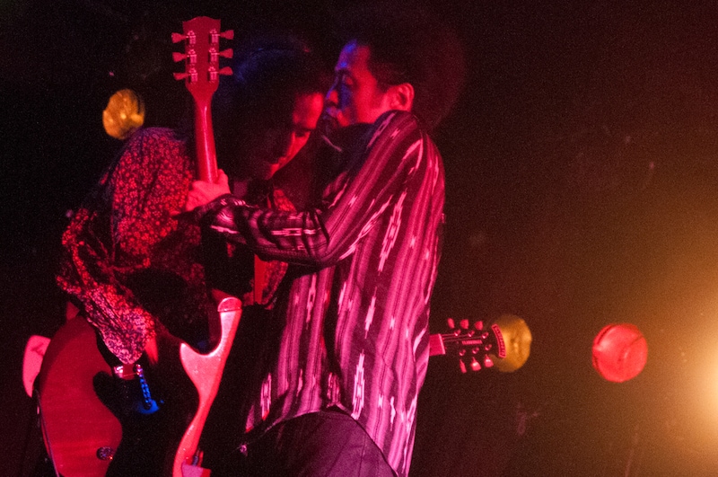 左から花田裕之（G）、苣木寛之（Vo, G）。