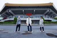 日本武道館を背に撮影された、フジファブリックの最新アーティスト写真。