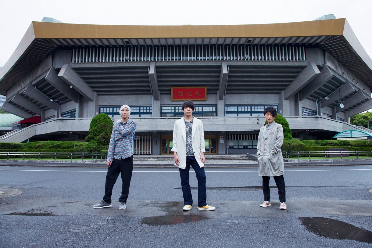 日本武道館を背に撮影された、フジファブリックの最新アーティスト写真。