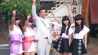 左から金澤有希（GEM）、武田舞彩（GEM）、山岸正裕市長、新井ひとみ（東京女子流）、庄司芽生（東京女子流）。