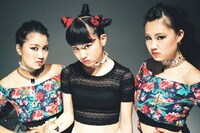 當山みれい（写真中央）とBAD QUEEN。